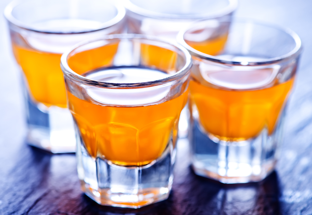 眼鏡與桌上酒精飲品的微妙關聯(lián)