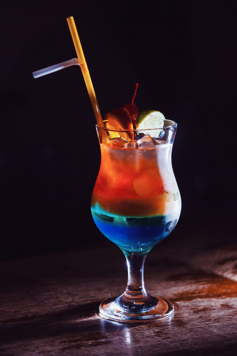 酒吧雞尾酒中的點(diǎn)睛之筆 酒精飲料與櫻桃、酸橙片、檸檬的完美邂逅